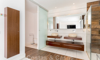 Apartamento contemporáneo renovado, en venta, en primera línea de playa en Gray D'Albion de Puerto Banús, Marbella 39765 