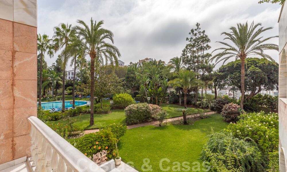 Apartamento contemporáneo renovado, en venta, en primera línea de playa en Gray D'Albion de Puerto Banús, Marbella 39768