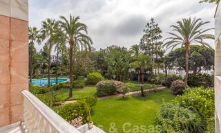 Apartamento contemporáneo renovado, en venta, en primera línea de playa en Gray D'Albion de Puerto Banús, Marbella 39768 