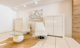 Apartamento contemporáneo renovado, en venta, en primera línea de playa en Gray D'Albion de Puerto Banús, Marbella 39770 