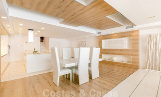 Apartamento contemporáneo renovado, en venta, en primera línea de playa en Gray D'Albion de Puerto Banús, Marbella 39771 