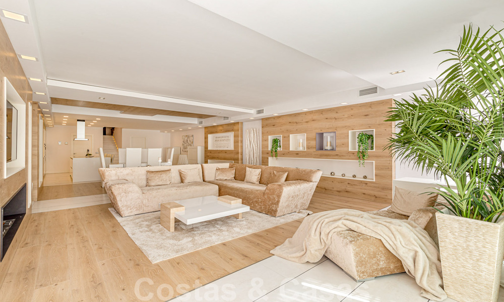 Apartamento contemporáneo renovado, en venta, en primera línea de playa en Gray D'Albion de Puerto Banús, Marbella 39772