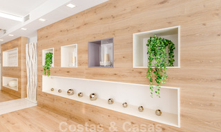 Apartamento contemporáneo renovado, en venta, en primera línea de playa en Gray D'Albion de Puerto Banús, Marbella 39773 