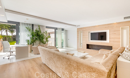 Apartamento contemporáneo renovado, en venta, en primera línea de playa en Gray D'Albion de Puerto Banús, Marbella 39775