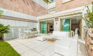 Apartamento contemporáneo renovado, en venta, en primera línea de playa en Gray D'Albion de Puerto Banús, Marbella 39776 