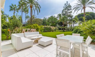 Apartamento contemporáneo renovado, en venta, en primera línea de playa en Gray D'Albion de Puerto Banús, Marbella 39777 