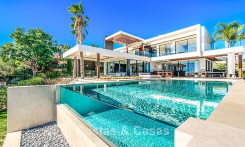 Se vende villa moderna y arquitectónica con vistas panorámicas al mar en un complejo de golf de cinco estrellas en Marbella - Benahavis 791725