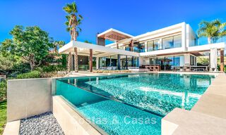 Se vende villa moderna y arquitectónica con vistas panorámicas al mar en un complejo de golf de cinco estrellas en Marbella - Benahavis 791725 