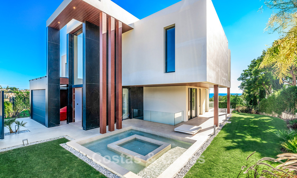 Se vende villa moderna y arquitectónica con vistas panorámicas al mar en un complejo de golf de cinco estrellas en Marbella - Benahavis 791728