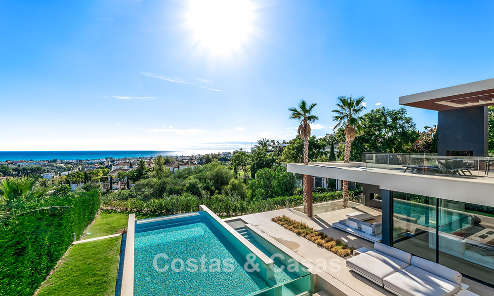 Se vende villa moderna y arquitectónica con vistas panorámicas al mar en un complejo de golf de cinco estrellas en Marbella - Benahavis 791730