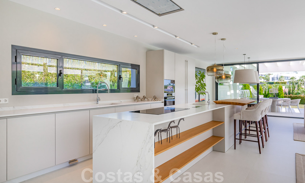 Lista para mudarse, villa moderna y de lujo en venta en Nueva Andalucía, Marbella 39884