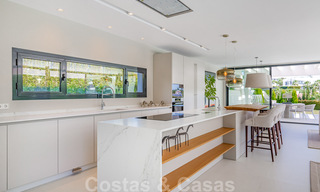 Lista para mudarse, villa moderna y de lujo en venta en Nueva Andalucía, Marbella 39884 