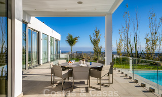 Amplia villa arquitectónica, en venta, con espectaculares vistas despejadas al mar, en una comunidad privada en Benahavis - Marbella 39920 