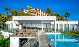 Amplia villa arquitectónica, en venta, con espectaculares vistas despejadas al mar, en una comunidad privada en Benahavis - Marbella 39922 