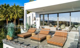 Amplia villa arquitectónica, en venta, con espectaculares vistas despejadas al mar, en una comunidad privada en Benahavis - Marbella 39923 