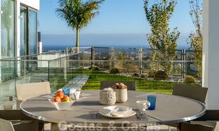 Amplia villa arquitectónica, en venta, con espectaculares vistas despejadas al mar, en una comunidad privada en Benahavis - Marbella 39924 