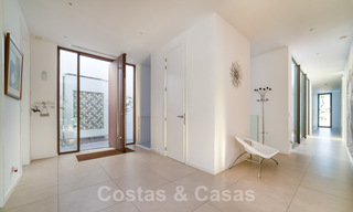 Amplia villa arquitectónica, en venta, con espectaculares vistas despejadas al mar, en una comunidad privada en Benahavis - Marbella 39929 