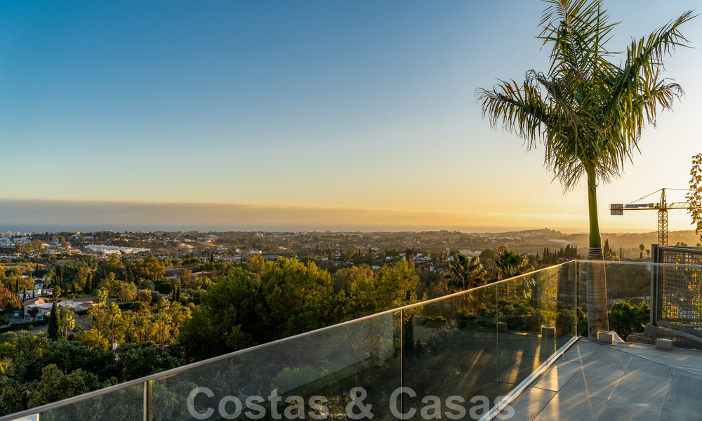 Amplia villa arquitectónica, en venta, con espectaculares vistas despejadas al mar, en una comunidad privada en Benahavis - Marbella 39932