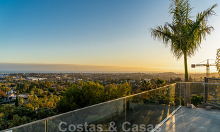 Amplia villa arquitectónica, en venta, con espectaculares vistas despejadas al mar, en una comunidad privada en Benahavis - Marbella 39932 