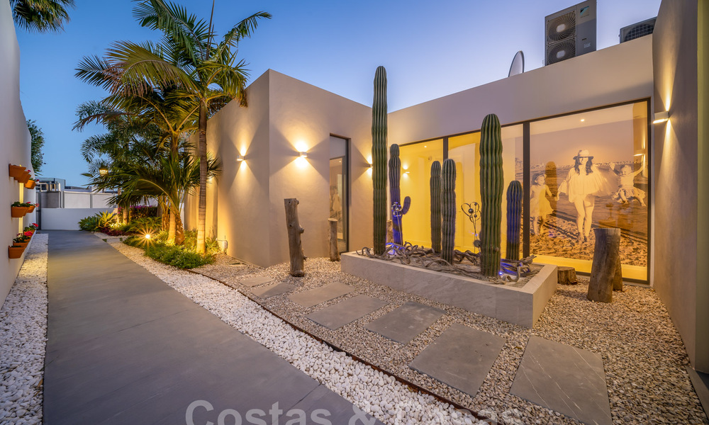 Amplia villa arquitectónica, en venta, con espectaculares vistas despejadas al mar, en una comunidad privada en Benahavis - Marbella 39938