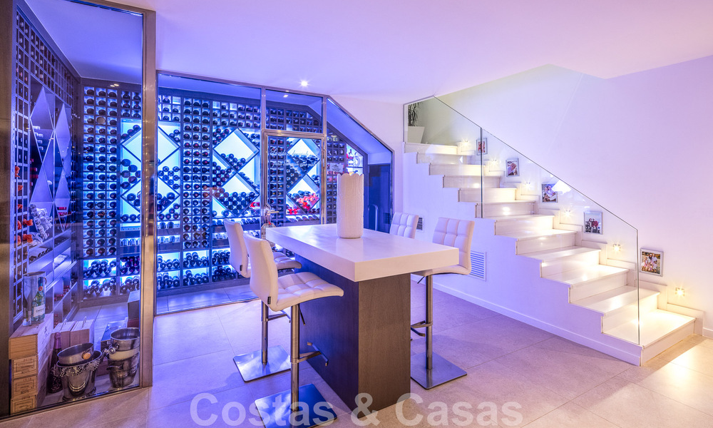 Amplia villa arquitectónica, en venta, con espectaculares vistas despejadas al mar, en una comunidad privada en Benahavis - Marbella 52155