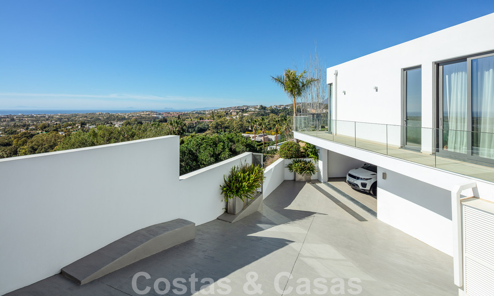 Amplia villa arquitectónica, en venta, con espectaculares vistas despejadas al mar, en una comunidad privada en Benahavis - Marbella 52156