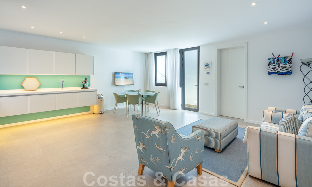 Amplia villa arquitectónica, en venta, con espectaculares vistas despejadas al mar, en una comunidad privada en Benahavis - Marbella 52157