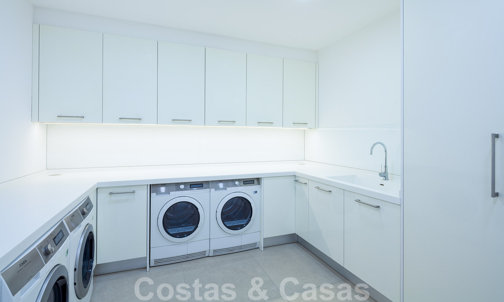 Amplia villa arquitectónica, en venta, con espectaculares vistas despejadas al mar, en una comunidad privada en Benahavis - Marbella 52159