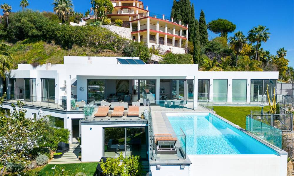 Amplia villa arquitectónica, en venta, con espectaculares vistas despejadas al mar, en una comunidad privada en Benahavis - Marbella 52160