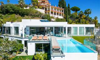 Amplia villa arquitectónica, en venta, con espectaculares vistas despejadas al mar, en una comunidad privada en Benahavis - Marbella 52160 