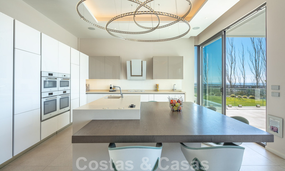 Amplia villa arquitectónica, en venta, con espectaculares vistas despejadas al mar, en una comunidad privada en Benahavis - Marbella 52163