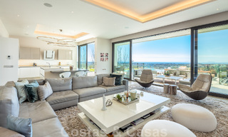 Amplia villa arquitectónica, en venta, con espectaculares vistas despejadas al mar, en una comunidad privada en Benahavis - Marbella 52165 