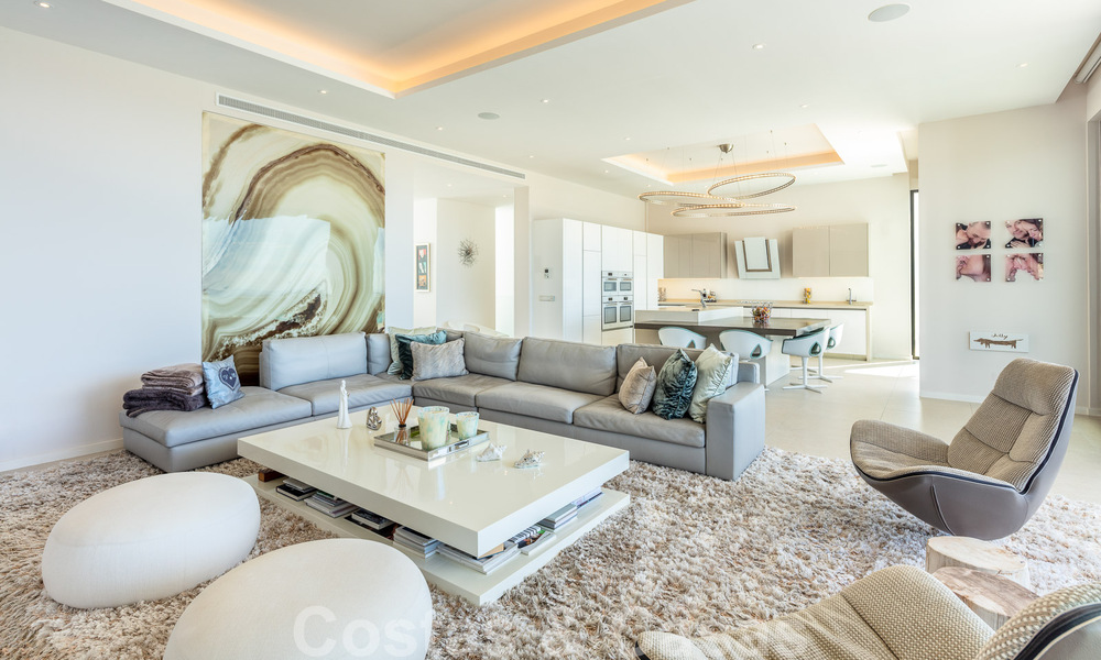 Amplia villa arquitectónica, en venta, con espectaculares vistas despejadas al mar, en una comunidad privada en Benahavis - Marbella 52166