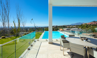 Amplia villa arquitectónica, en venta, con espectaculares vistas despejadas al mar, en una comunidad privada en Benahavis - Marbella 52168 