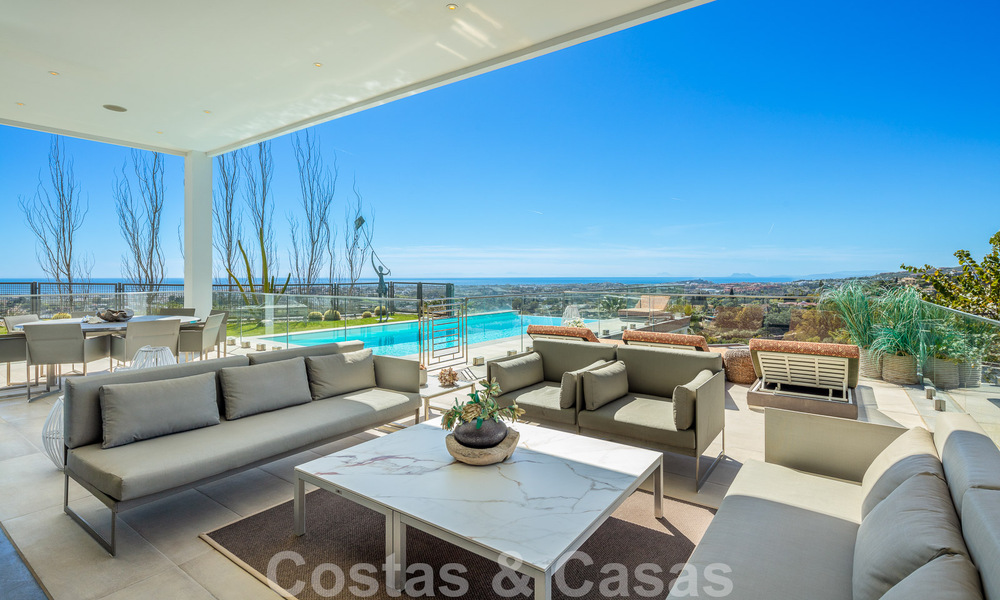 Amplia villa arquitectónica, en venta, con espectaculares vistas despejadas al mar, en una comunidad privada en Benahavis - Marbella 52171