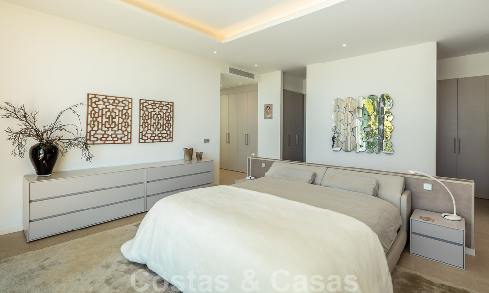 Amplia villa arquitectónica, en venta, con espectaculares vistas despejadas al mar, en una comunidad privada en Benahavis - Marbella 52173