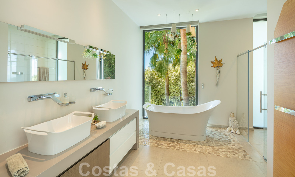 Amplia villa arquitectónica, en venta, con espectaculares vistas despejadas al mar, en una comunidad privada en Benahavis - Marbella 52174