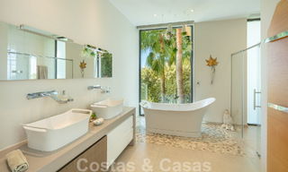 Amplia villa arquitectónica, en venta, con espectaculares vistas despejadas al mar, en una comunidad privada en Benahavis - Marbella 52174 