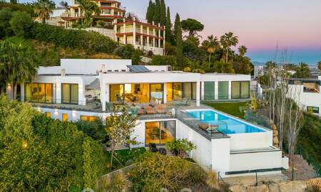 Amplia villa arquitectónica, en venta, con espectaculares vistas despejadas al mar, en una comunidad privada en Benahavis - Marbella 52175