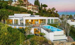 Amplia villa arquitectónica, en venta, con espectaculares vistas despejadas al mar, en una comunidad privada en Benahavis - Marbella 52175 