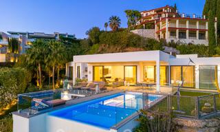 Amplia villa arquitectónica, en venta, con espectaculares vistas despejadas al mar, en una comunidad privada en Benahavis - Marbella 52176 