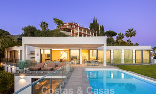 Amplia villa arquitectónica, en venta, con espectaculares vistas despejadas al mar, en una comunidad privada en Benahavis - Marbella 52177 