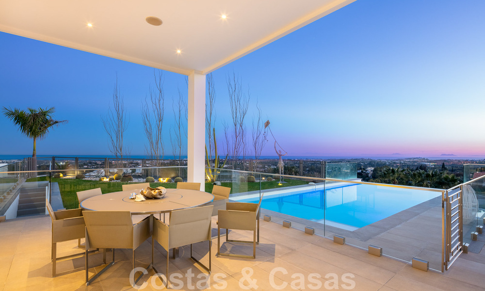 Amplia villa arquitectónica, en venta, con espectaculares vistas despejadas al mar, en una comunidad privada en Benahavis - Marbella 52179