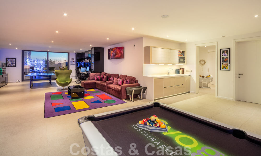 Amplia villa arquitectónica, en venta, con espectaculares vistas despejadas al mar, en una comunidad privada en Benahavis - Marbella 52180