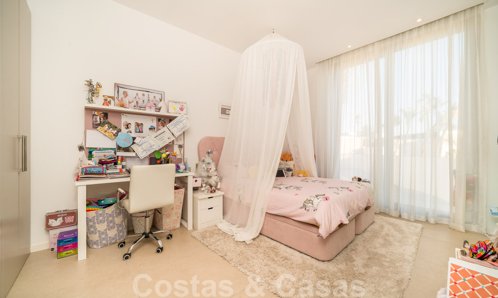 Amplia villa arquitectónica, en venta, con espectaculares vistas despejadas al mar, en una comunidad privada en Benahavis - Marbella 52186