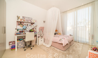 Amplia villa arquitectónica, en venta, con espectaculares vistas despejadas al mar, en una comunidad privada en Benahavis - Marbella 52186 