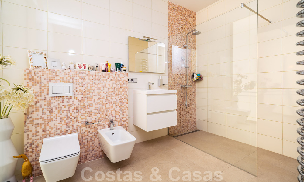 Amplia villa arquitectónica, en venta, con espectaculares vistas despejadas al mar, en una comunidad privada en Benahavis - Marbella 52187