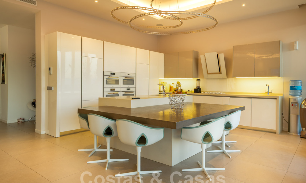 Amplia villa arquitectónica, en venta, con espectaculares vistas despejadas al mar, en una comunidad privada en Benahavis - Marbella 52192