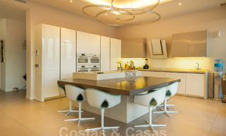 Amplia villa arquitectónica, en venta, con espectaculares vistas despejadas al mar, en una comunidad privada en Benahavis - Marbella 52192 