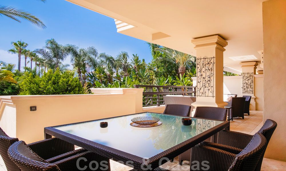 Excepcional apartamento dúplex de lujo en venta, en una urbanización de cinco estrellas, en primera línea de playa en Puerto Banús, Marbella 40078